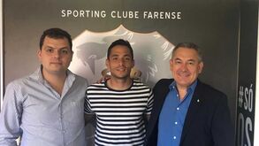 Extremo Alvarinho renova pelo Farense