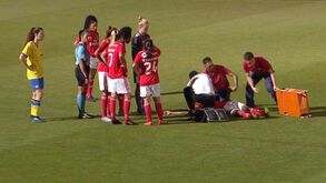 Jogadora do Benfica cai inanimada em campo em jogo de festa das encarnadas