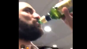Higuaín canta versão de 'We Are The Champions' que irritaria Freddie Mercury