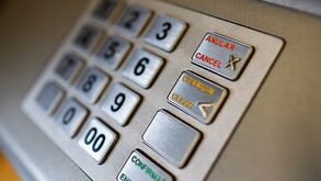 Portugueses usam mais o multibanco mas há cada vez menos caixas