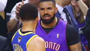 Drake arranca cabelo a Stephen Curry e vende-o no eBay