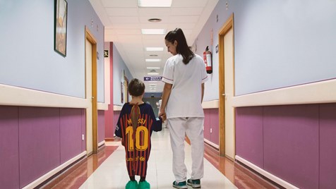 Camisolas de futebol transformadas em batas para dar força a crianças  doentes - Internacional - Jornal Record