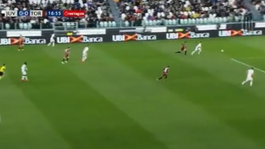 Aos 18' do Juventus-Torino, João Cancelo efetuou um lançamento lateral para Pjanic mas o médio bósnio calculou mal a trajetória e velocidade da bola