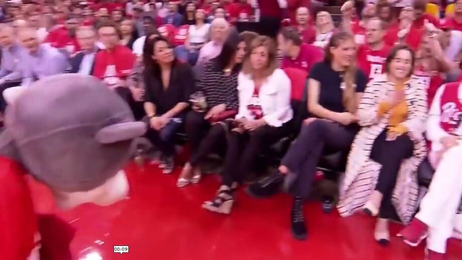Durante o intervalo do jogo entre os Houston Rockets e Golden State Warriors a mascote da casa, Clutch, não resistiu e ajoelhou-se perante Emilia Clarke