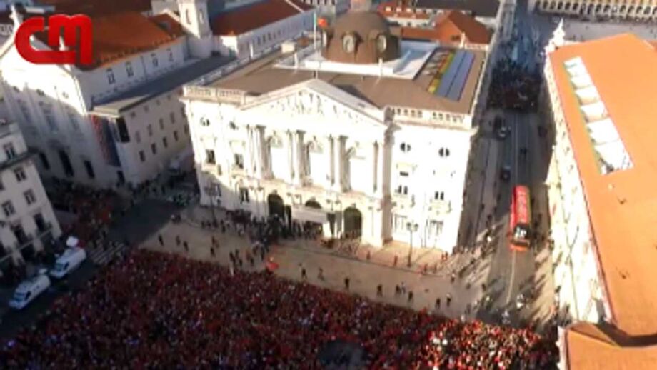O momento em que o autocarro do Benfica chegou à Câmara de Lisboa deixou os milhares de adeptos encarnados presentes em enorme euforia
