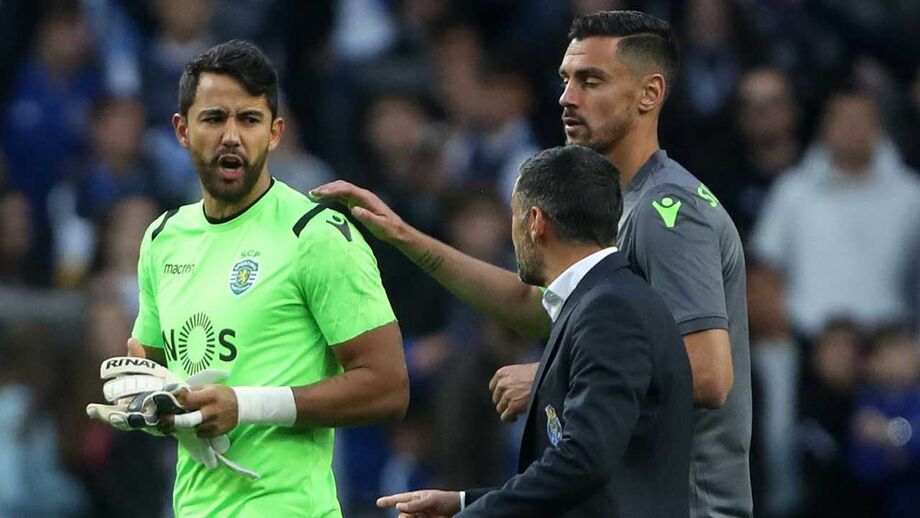 Renan terá sido atingido por Sérgio Conceição nos minutos finais do FC Porto-Sporting. As imagens a que Record teve acesso e disponibiliza mostram o treinador do FC Porto a colocar a mão no pescoço e na cara do guardião