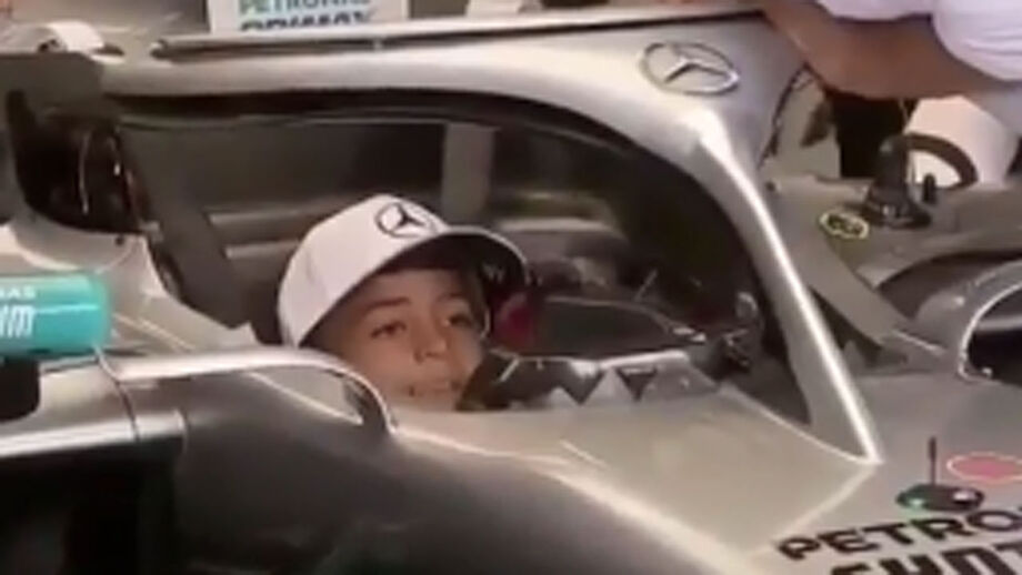 Um dia inesquecível para Cristianinho, filho mais velho de Cristiano Ronaldo, que recebeu uma aula do piloto