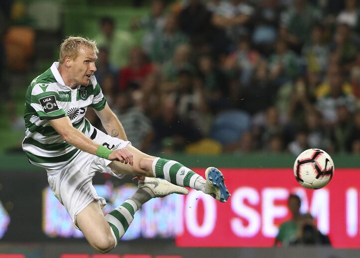 Mathieu - O central quer ficar mas a sua permanência deverá depender da continuidade de Coates. Se surgir uma boa proposta pelo uruguaio, Varandas pode, então, exercer a opção pelo francês.