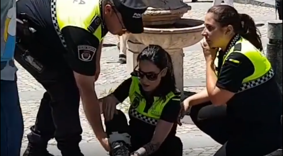 Condutor de tuk-tuk em protesto atropela polícia em Sintra. Veja as imagens