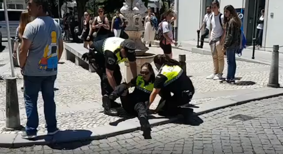 Condutor de tuk-tuk em protesto atropela polícia em Sintra. Veja as imagens