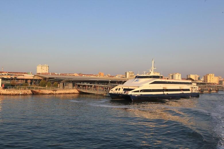 Ferry da Soflusa embateu no cais