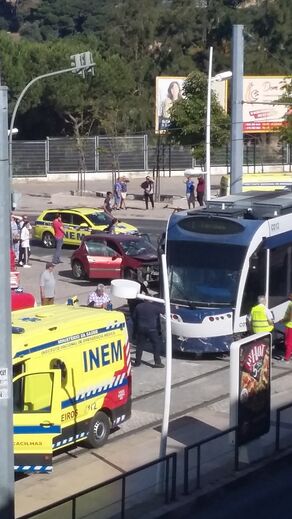 Dois carros colidem com metro em Corroios. Há vários feridos