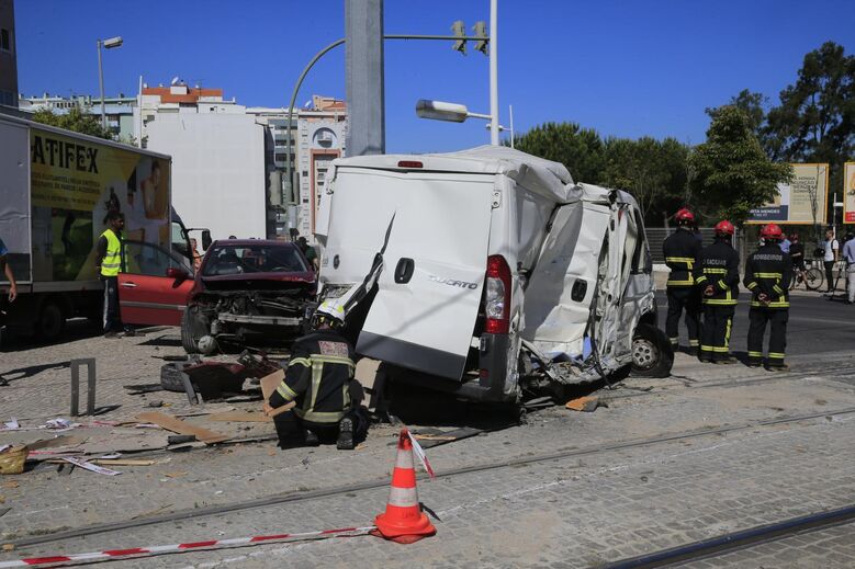 Carros colidem com metro em Corroios