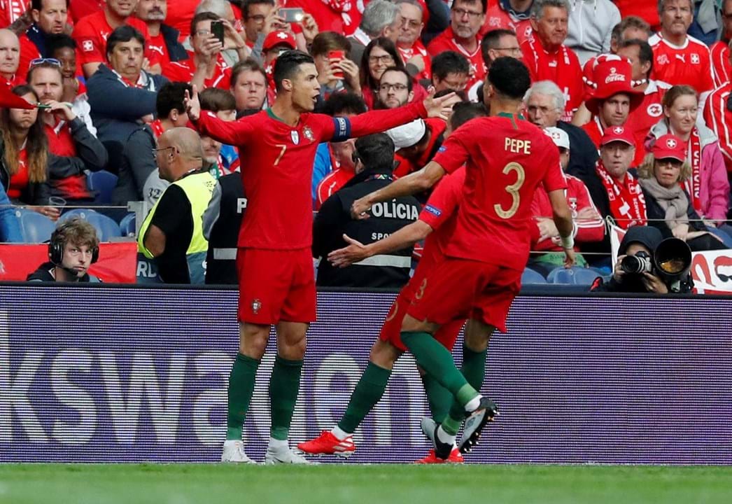 Ronaldo Fez A Festa Com Os Colegas Após Marcar Um Golo De Levantar O