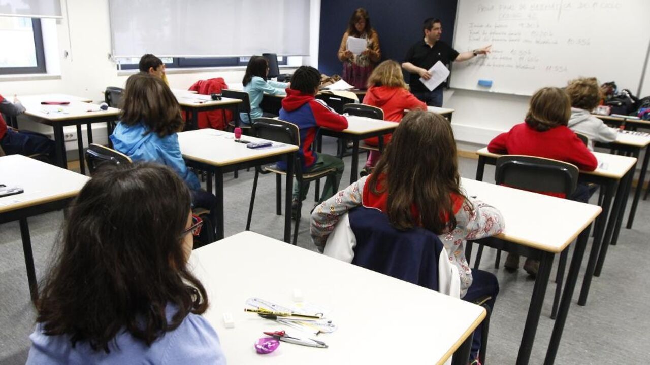 sala de aulas alunos estudantes escola ensino educação
