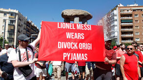 Ingleses 'vestem' Madrid de vermelho e branco 