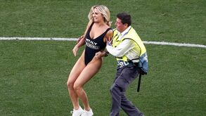 A adepta em trajes menores que invadiu o relvado na final da Liga dos Campeões