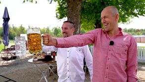 Ribéry e Robben despedem-se a mostrar quem tem mais força no levantamento da... caneca