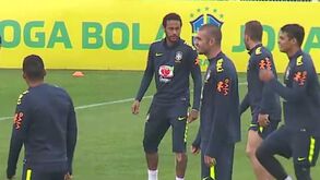 Neymar de rosto fechado durante o treino da seleção brasileira