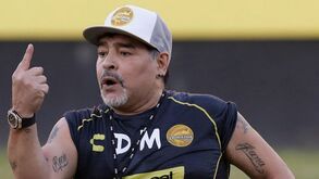 Maradona faz-se ao lugar de Solskjaer no Manchester United e começa ao ataque contra Pogba