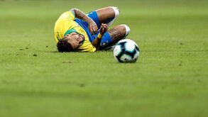 Caiu, fez cara feia e acabou em lágrimas: assim foi a lesão de Neymar