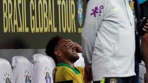 Lesão deixa Neymar fora da Copa América e até Bolsonaro o foi 'consolar'