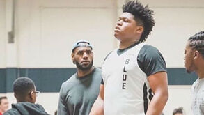 O miúdo de 15 anos e 2,13 metros que deixou LeBron James de queixo caído