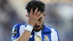 Alex Telles concorre com sete 'rivais' a um lugar no Barcelona
