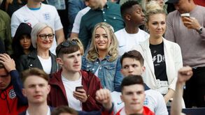 Adeptos ingleses 'transformaram' Guimarães e mulher de Pickford destacou-se nas bancadas