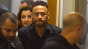 Neymar presta depoimento durante duas horas numa esquadra do Rio de Janeiro