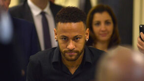 Mulher que acusa Neymar enviou-lhe foto das nádegas e ele respondeu: «Você pedia mais»