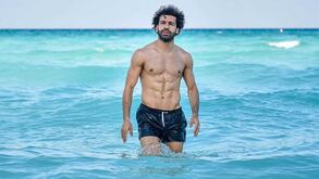 Salah mostra 'six pack' e comparam-no a James Bond 