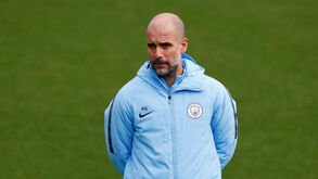 Rivais de Manchester arrumam a casa: lista de dispensas já tem 20 jogadores