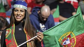 Animação nas bancadas do Dragão: da beleza feminina aos... Simpsons