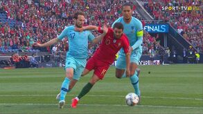 Bernardo Silva pediu penálti, mas o árbitro mandou seguir