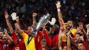 Para mais tarde recordar: o momento em que Ronaldo ergueu a taça da Liga das Nações