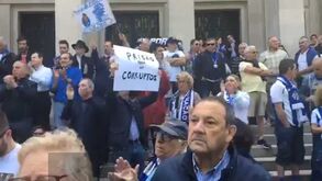 Adeptos do FC Porto protestam contra a condenação no caso dos emails e gritam 