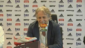 Jorge Jesus e as 'rasteiras' do português do Brasil: «Há aqui uns adjetivos que tenho de identificar...»