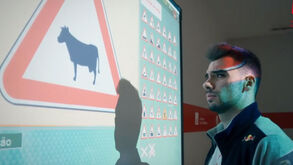 Parece mentira mas não é: Miguel Oliveira na escola de condução a tirar carta de moto  