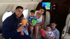 Cristiano Ronaldo parte para férias 'na melhor companhia'
