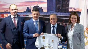 Embaixadora da Sérvia acompanhou Jovic na apresentação como novo jogador do Real Madrid