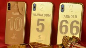 Jogadores do Liverpool recebem iPhones banhados com 24K de ouro