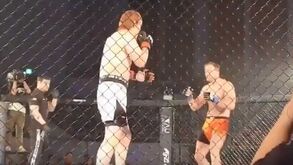 O KO impressionante ao gigante de 2,20 metros e 160 quilos num combate de MMA