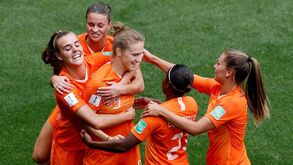 Impressionante: holandeses 'invadiram' Valenciennes para apoiar seleção feminina