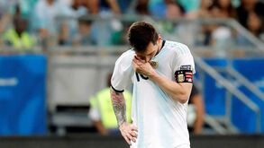 Messi não esconde desilusão: astro argentino perto das lágrimas na derrota frente à Colômbia  