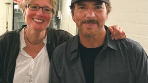 Vocalista dos Pearl Jam reencontra mulher que lhe deu boleia de bicicleta há 27 anos