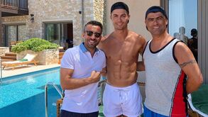 Ronaldo diverte-se com amigos na Grécia