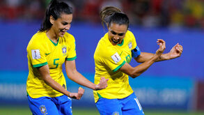 Marta bate novo recorde e apura Brasil no Mundial 