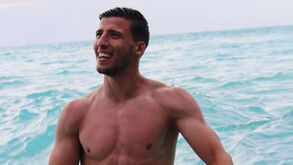 Rúben Dias mostra fotografia das férias e Pizzi não resiste: «Calma Mitch das marés vivas»
