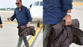 Sarri chega ao aeroporto de Turim com porta-fatos 'Allegri' e as piadas surgiram num ápice